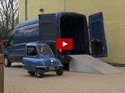 El auto más pequeño del mundo logra un giro completo en el interior de la Van más grande