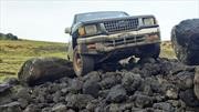 Una camioneta Chevrolet destruye una plataforma ceremonial en la Isla de Pascua