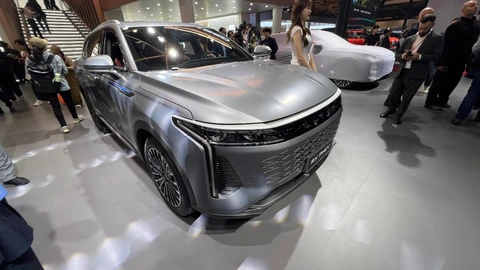 Shanghai 2025: Exeed muestra la variante PHEV del RX que llegará este año a Chile