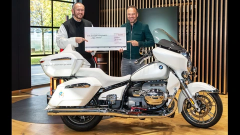Se vendió la BMW R18 Transcontinental firmada por el Papa León XIV