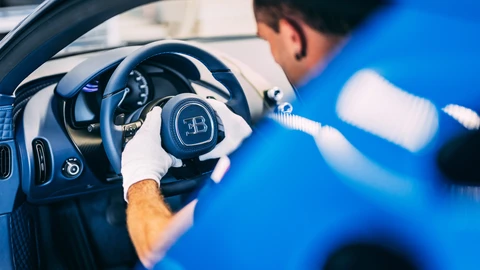 Cada Bugatti Centodieci requiere más de 100 días para hacer solamente el interior