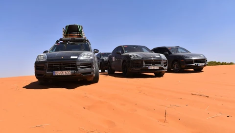 Porsche afina el facelift de la Cayenne en el desierto