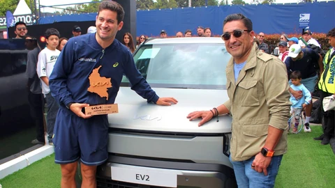 Nicolás Mejía recibió primer Kia EV2 entregado en Colombia tras ganar el Kia Open Bogotá Challenger