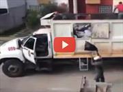 Video: Un camionero que hace el trabajo de dos personas