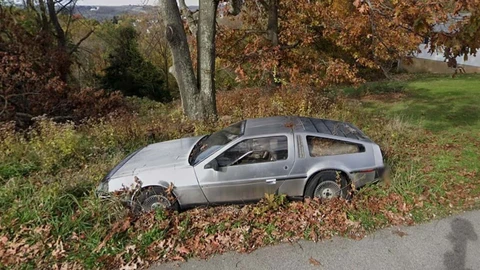 Gracias a Google Maps encuentran un DeLorean abandonado