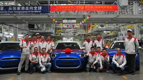 El nuevo MINI Cooper EV sale de su línea de producción en China