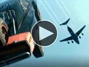 Lanzan autos de Rápidos y Furiosos 7 desde un avión