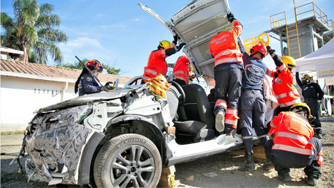 Renault contribuye al entrenamiento de bomberos en rescate vehicular