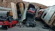 Decenas de vehículos nuevos destruidos por descarrilamiento de tren