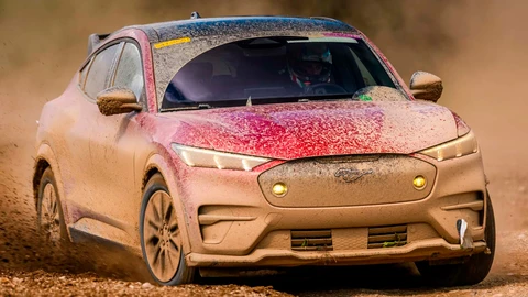 Ford Mustang Mach-E Rally se pone radical en una pista de Rallycross