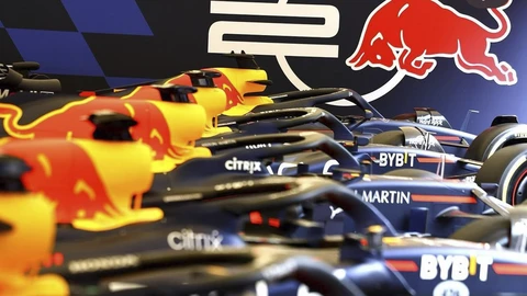 Goodwood 2024: Red Bull calienta el hill climb con el RB7 el McLaren P1 MadMac