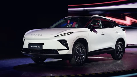 París 2026: Omoda C5 se actualiza en diseño, mecánicas y tecnologías
