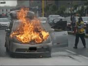 ¿Cómo se debe reaccionar en caso de que un carro se incendie?