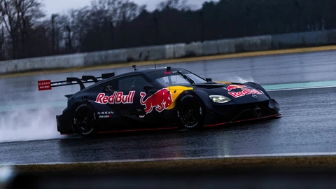 Max Verstappen se luce en un auto de la Super GT japonesa
