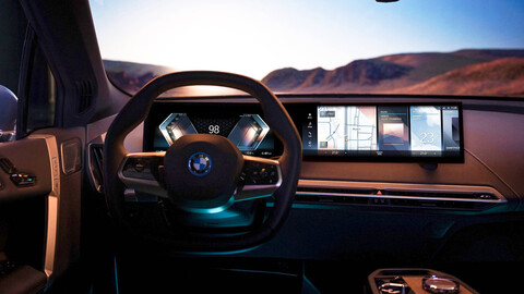 BMW iDrive 8, el nuevo sistema de info entretenimiento hace uso de una masiva pantalla curva
