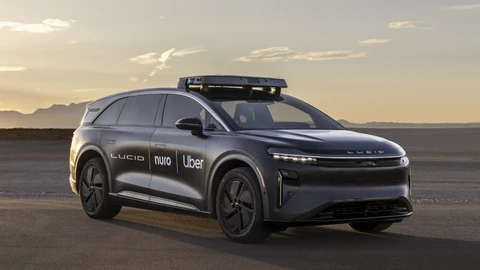 Uber invertirá 300 millones de dólares en robotaxis con Lucid y Nuro