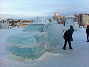 Una Toyota Land Cruiser tallada sobre hielo