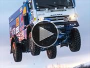 Un camión Kamaz de 10 toneladas vuela por el aire