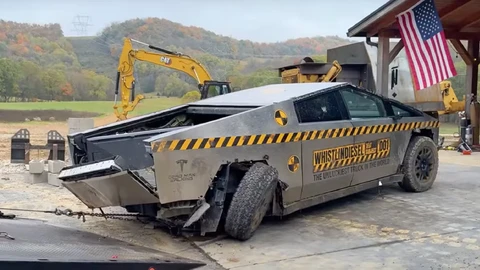 Video - Youtuber destroza una Tesla Cybertruck para determinar su durabilidad máxima