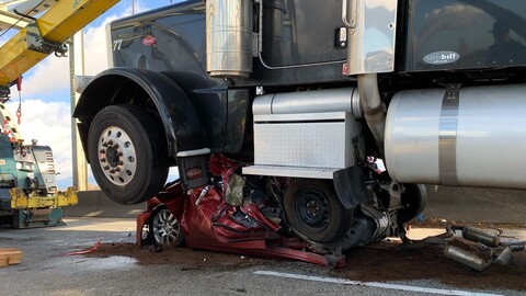 Insólito: camión transforma un auto en un "panqueque" y no hay víctimas fatales