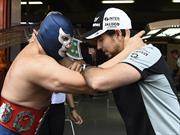Checo Pérez y Blue Demon Jr. luchan antes del GP de España 2016