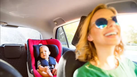 Consejos de seguridad para las mamás que conducen con niños pequeños