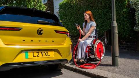 Existen cargadores para autos eléctricos adaptados a personas con discapacidad