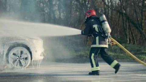 EE.UU. lanzará una tecnología para evitar que los autos eléctricos se incendien