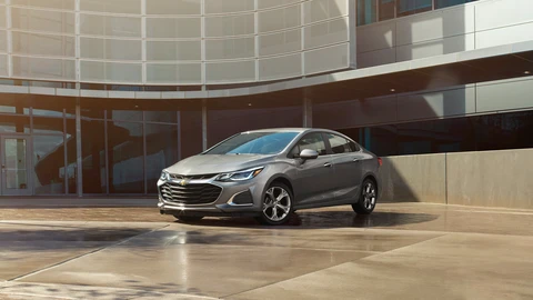 Chevrolet prepara un nuevo sedán y refuerza su apuesta por motores de gasolina