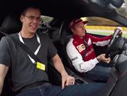 Kimi Raikkonen conduce el Ferrari F12berlinetta a máxima velocidad