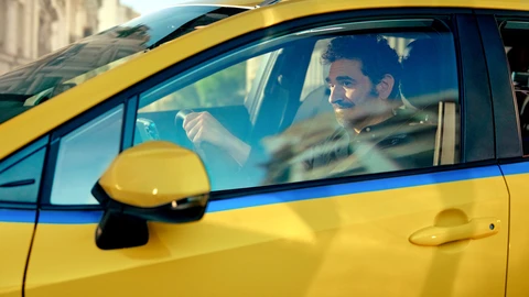 Gobierno lanza línea de crédito por $14.800 millones para taxis eléctricos en Colombia