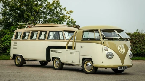 No es una, son dos Volkswagen Combi de 1963 convertidas en casa rodante