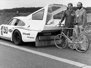 Un Porsche 935 Turbo a toda velocidad es perseguido por una bicicleta 
