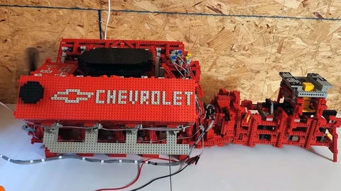 Esta réplica en LEGO del V8 454 de Chevrolet se mueve como el original