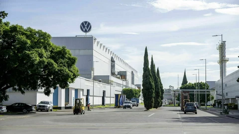 Volkswagen reducirá un turno en Puebla y prepara salida de hasta 800 trabajadores