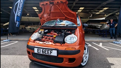 A este Chevrolet Matiz alguien le colocó un motor V6 y rines de Porsche y sí, funciona todo