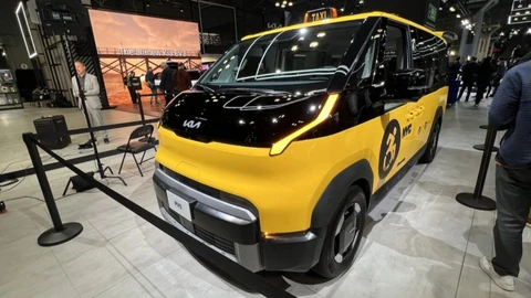Nueva York 2026: KIA muestra un PV5 como taxi neoyorkino para discapacitados