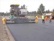 Autódromo Hermanos Rodríguez recibe la primera capa de asfalto