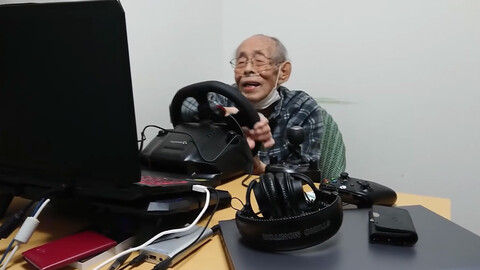 Video: hombre de 93 años se vuelve “geek” de los simuladores