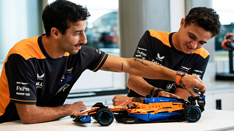 Norris y Ricciardo se entretienen con el nuevo McLaren de Lego