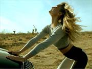 Video: Bar Refaeli y Buick te enseñan a hacer yoga en el auto