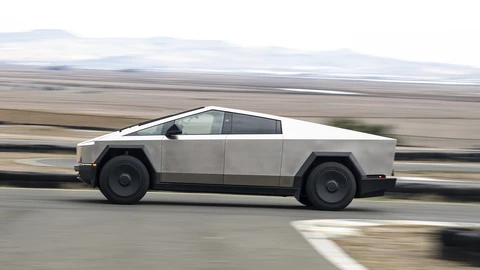 Tesla Cybertruck con recall masivo: parte de su carrocería se puede despegar y salir volando