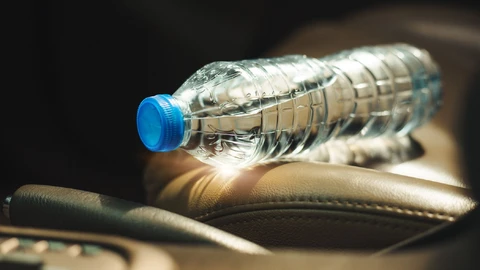 ¡Cuidado! Una simple botella de agua podría destruir tu auto
