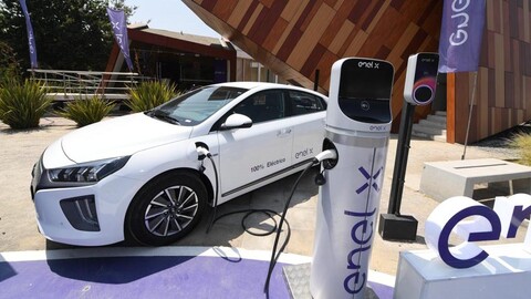 Enel X y Uber firman acuerdo para ampliar la red de carga de autos eléctricos
