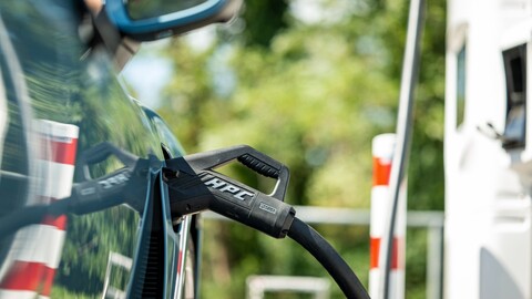 Ofrecer carga a los autos eléctricos será más rentable que vender gasolina