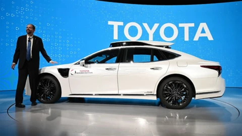 Toyota insiste en que un mundo solo movilizado por autos eléctricos será peor para el planeta