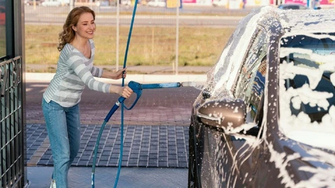 46% de los conductores entre 25 y 34 años tienen miedo de electrocutarse al lavar un auto eléctrico