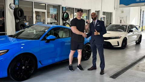 John Cena recibe un Honda Prelude híbrido para su colección