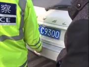 Conductor chino modifica placas para no ser identificado es atrapado por la policía
