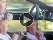 Video: Un Tesla le dá un buen susto a una abuela